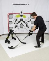Plastová trojnožka Winnwell Pro Defender Stickhandling Aid (1)